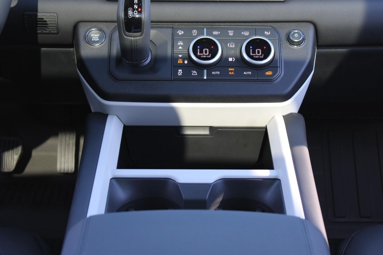 Land Rover Defender Vehicle Full-screen Gallery Image 17