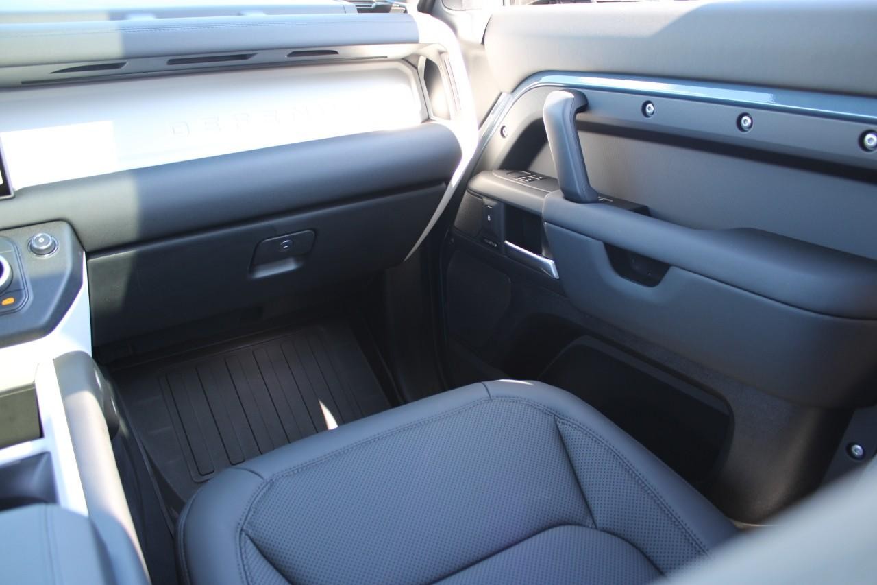 Land Rover Defender Vehicle Full-screen Gallery Image 19