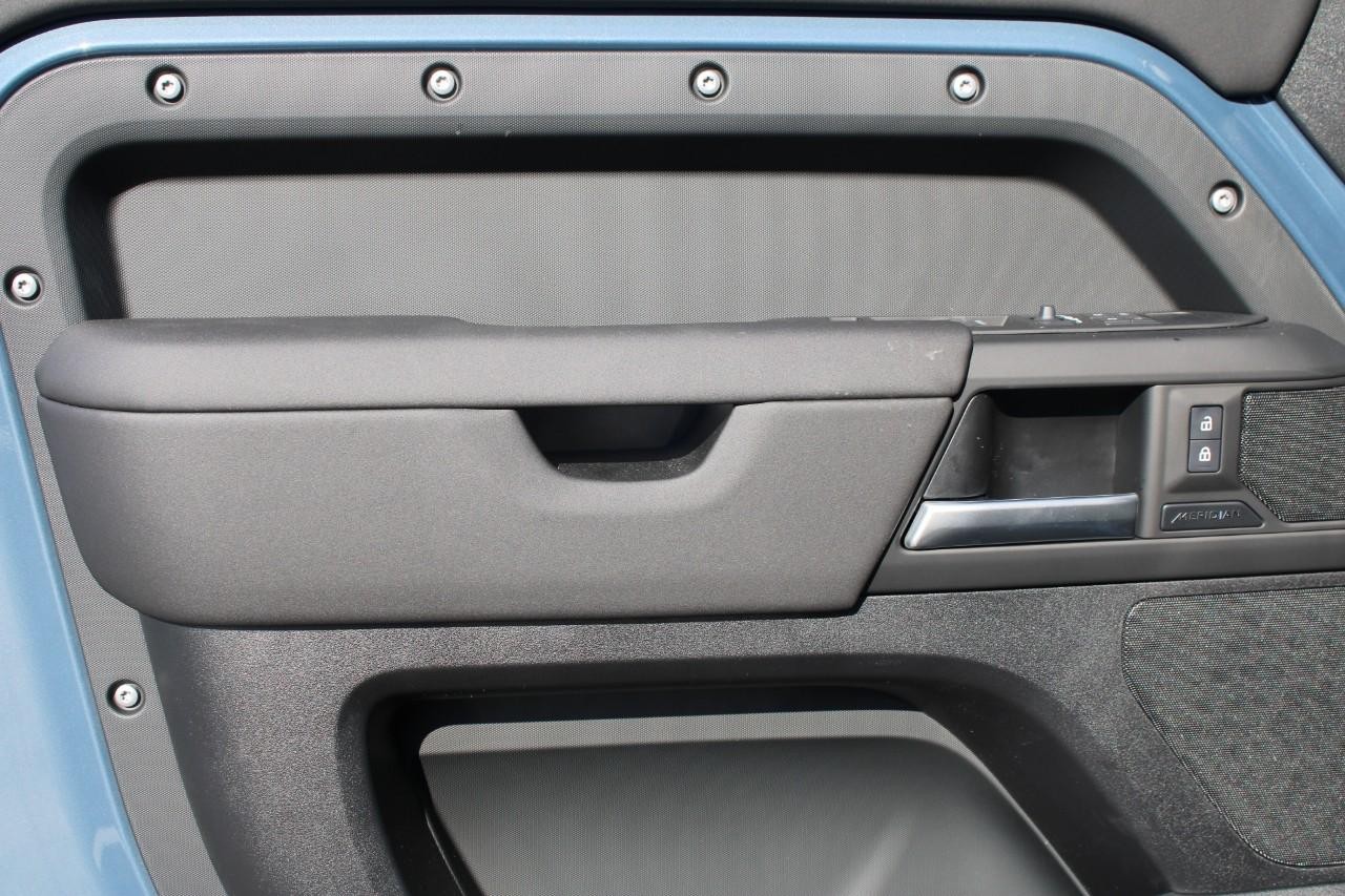 Land Rover Defender Vehicle Full-screen Gallery Image 30