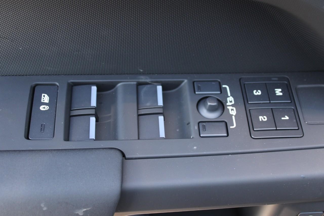 Land Rover Defender Vehicle Full-screen Gallery Image 31