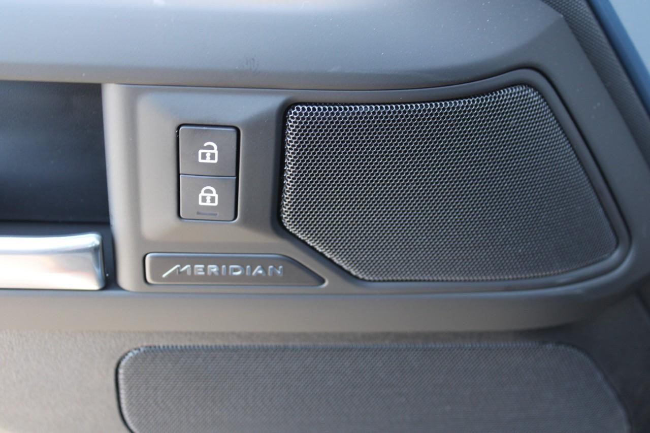 Land Rover Defender Vehicle Full-screen Gallery Image 32