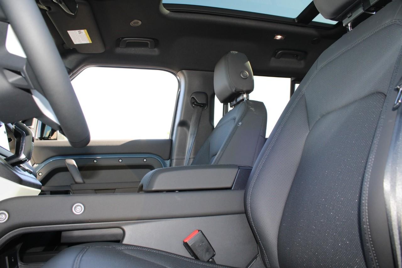 Land Rover Defender Vehicle Full-screen Gallery Image 34