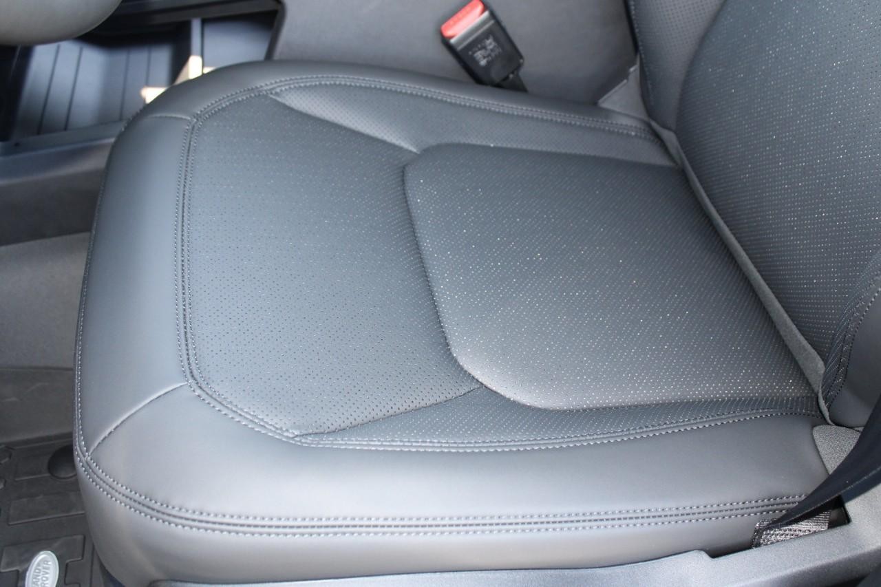 Land Rover Defender Vehicle Full-screen Gallery Image 35