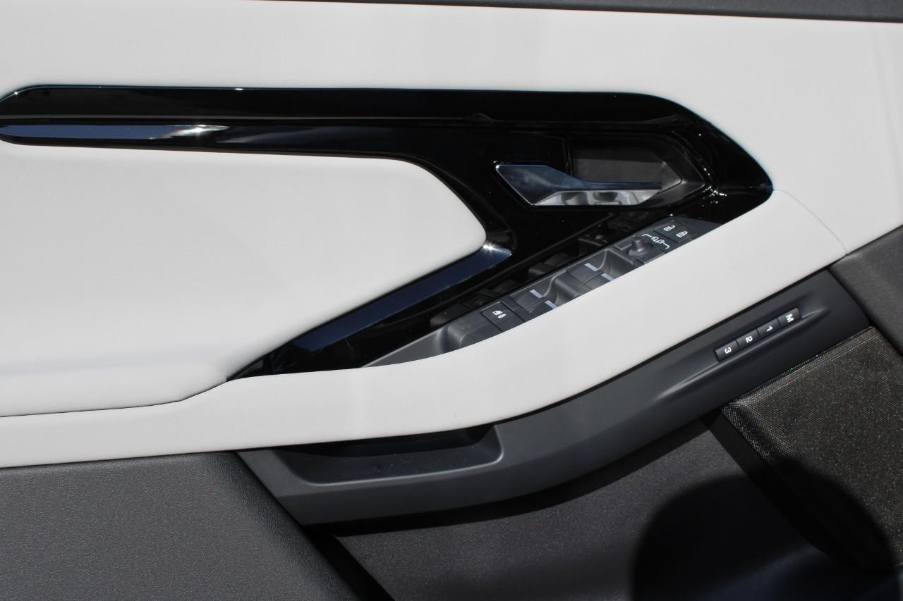 Land Rover Range Rover Evoque Vehicle Full-screen Gallery Image 30