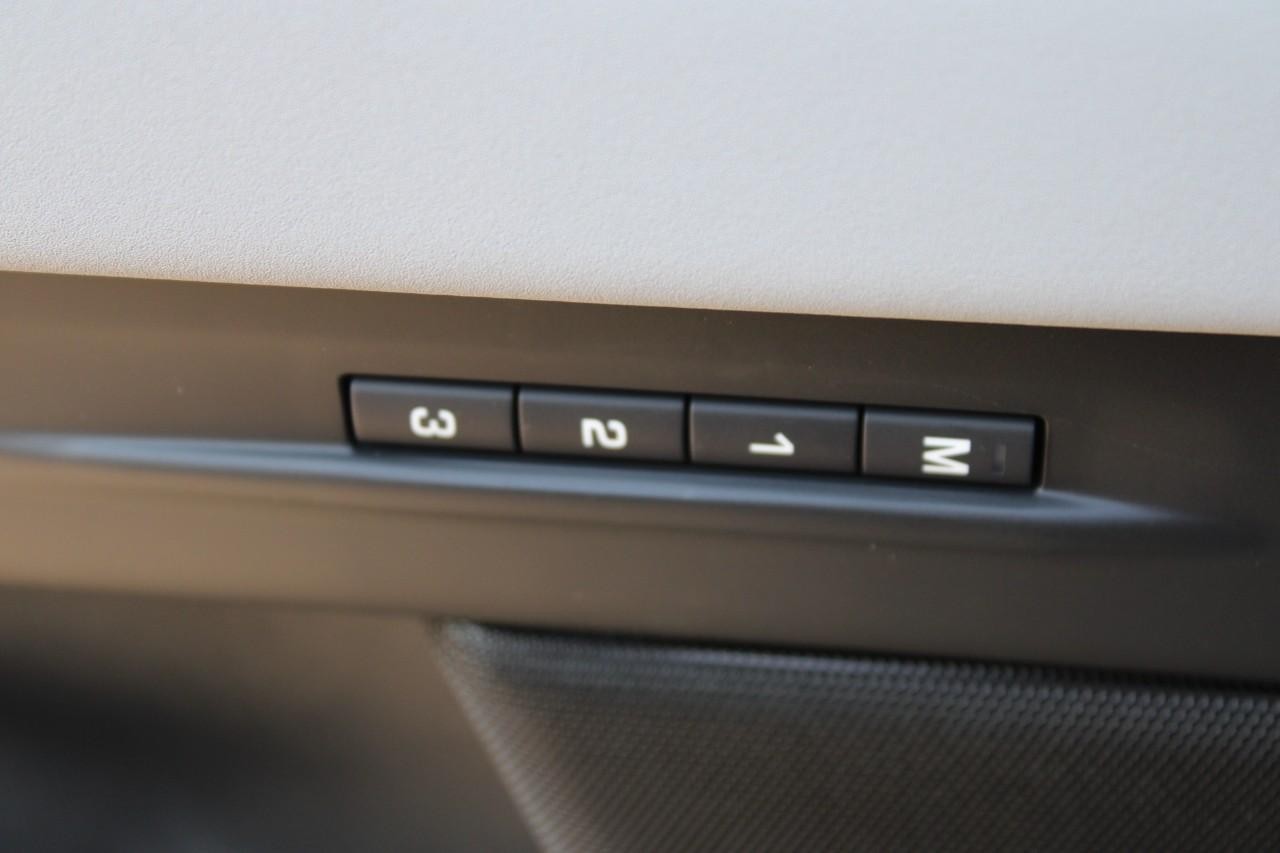 Land Rover Range Rover Evoque Vehicle Full-screen Gallery Image 32