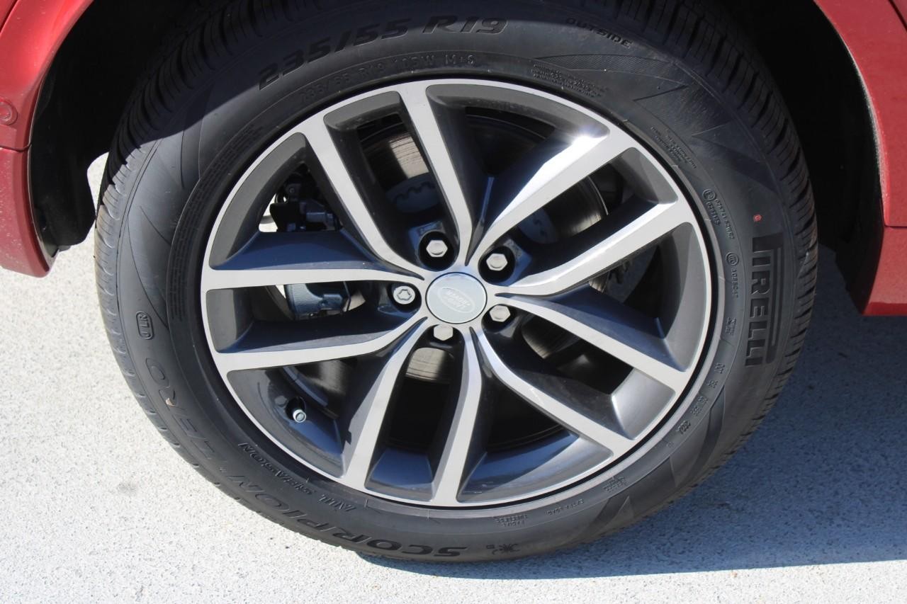 Land Rover Discovery Sport Vehicle Full-screen Gallery Image 5