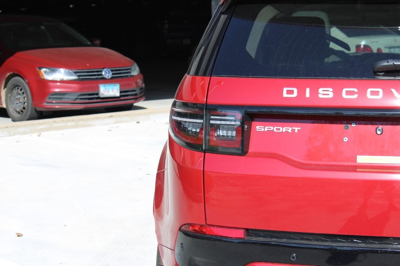 Land Rover Discovery Sport Vehicle Full-screen Gallery Image 11