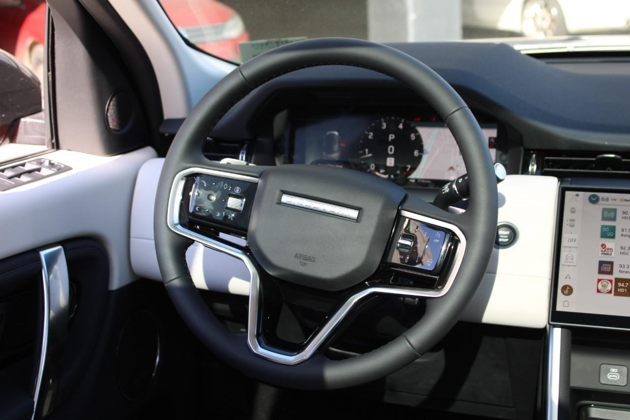 Land Rover Discovery Sport Vehicle Full-screen Gallery Image 15