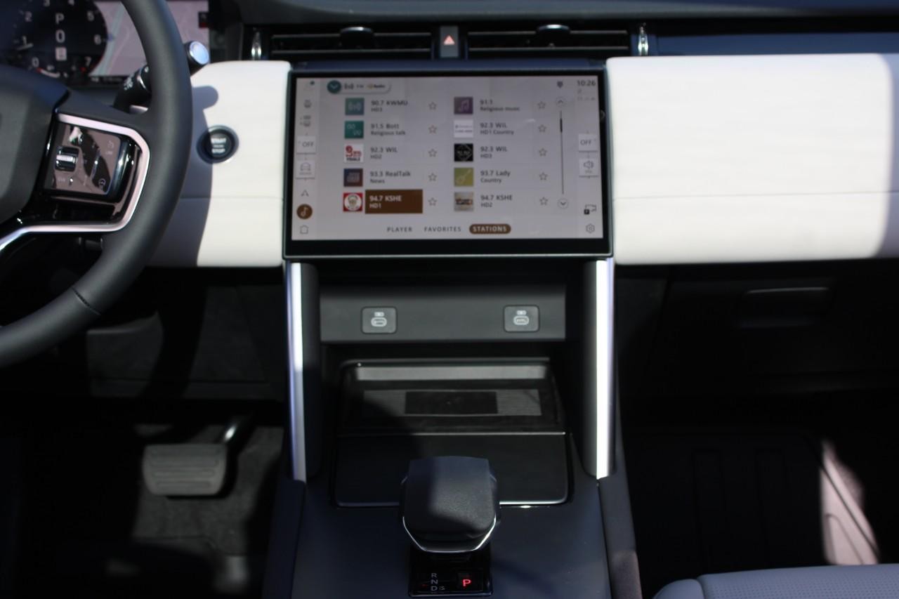 Land Rover Discovery Sport Vehicle Full-screen Gallery Image 17