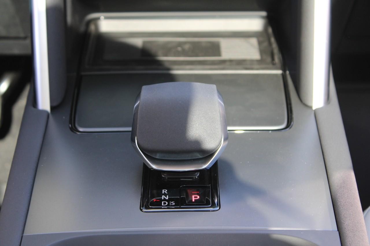 Land Rover Discovery Sport Vehicle Full-screen Gallery Image 18