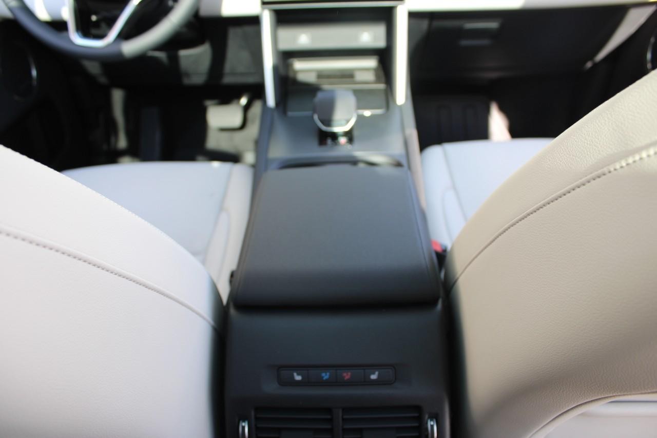 Land Rover Discovery Sport Vehicle Full-screen Gallery Image 19