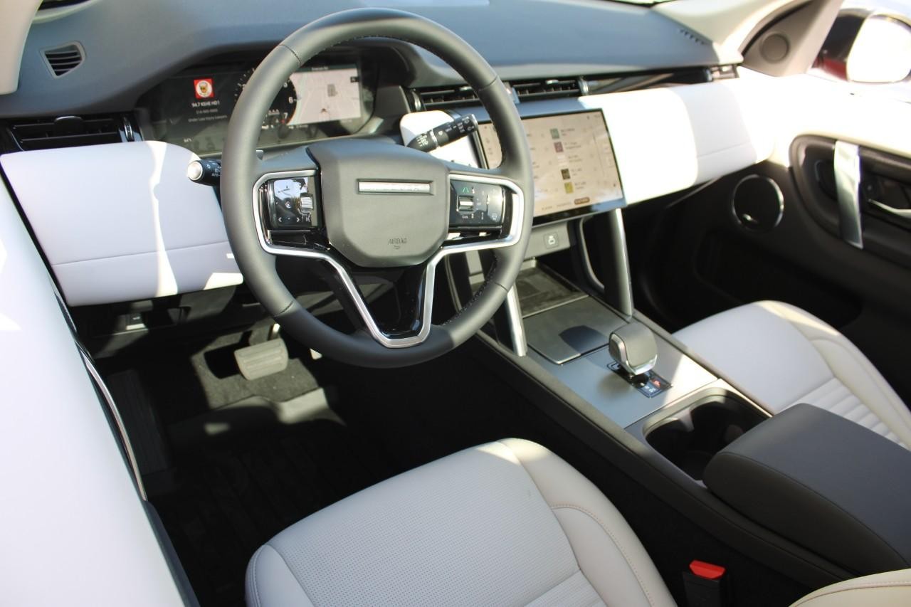 Land Rover Discovery Sport Vehicle Full-screen Gallery Image 21