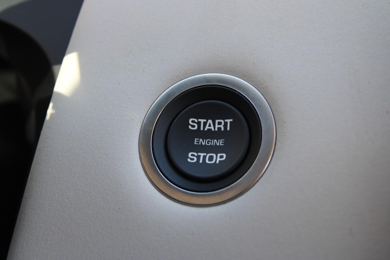 Land Rover Discovery Sport Vehicle Full-screen Gallery Image 30