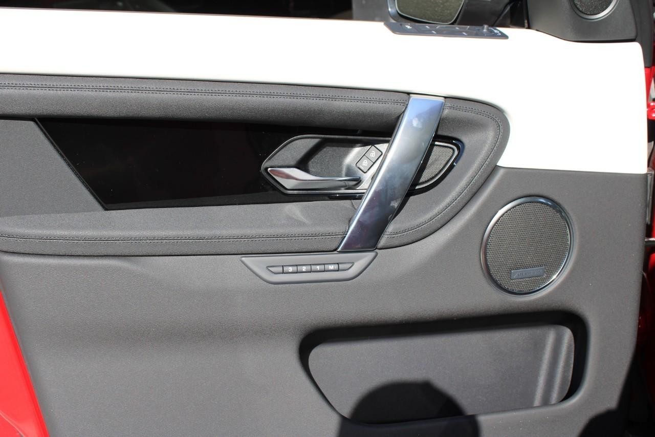 Land Rover Discovery Sport Vehicle Full-screen Gallery Image 31