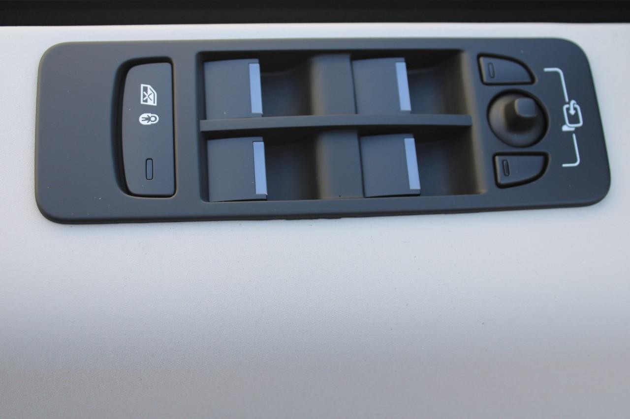 Land Rover Discovery Sport Vehicle Full-screen Gallery Image 32