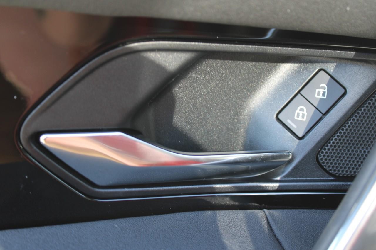 Land Rover Discovery Sport Vehicle Full-screen Gallery Image 33