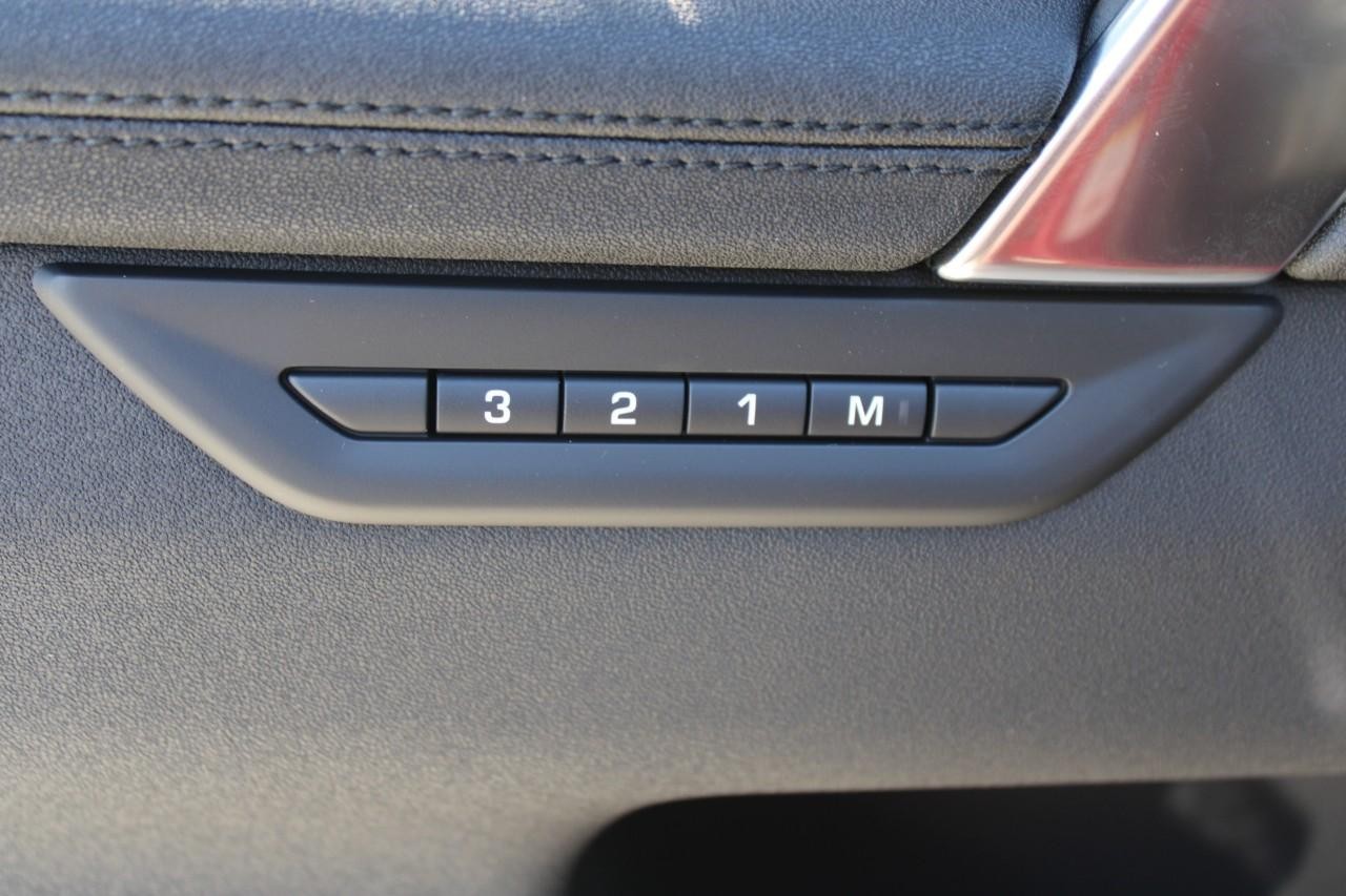 Land Rover Discovery Sport Vehicle Full-screen Gallery Image 34