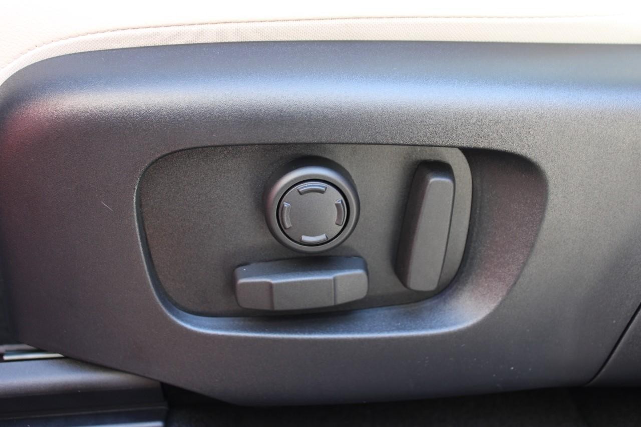 Land Rover Discovery Sport Vehicle Full-screen Gallery Image 35