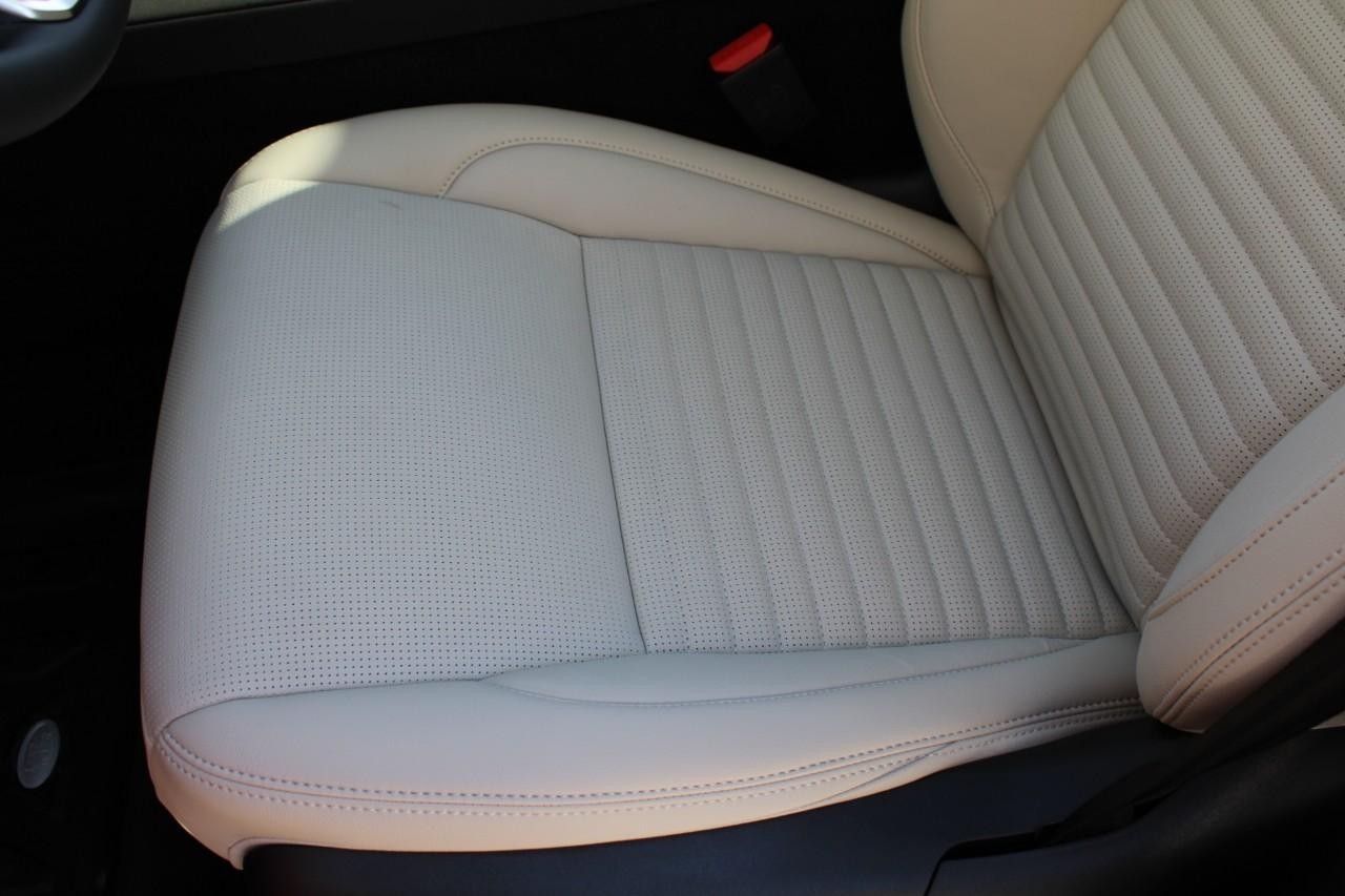 Land Rover Discovery Sport Vehicle Full-screen Gallery Image 37