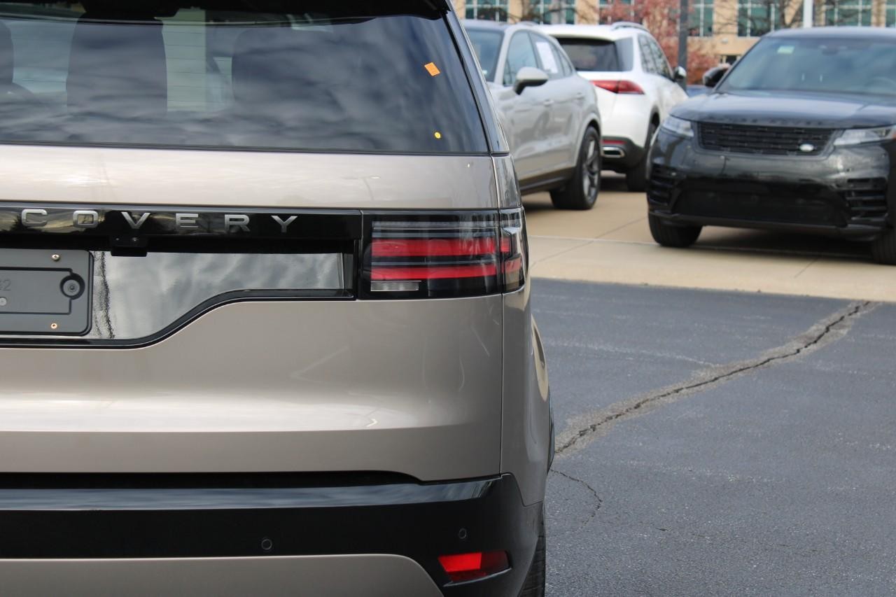 Land Rover Discovery Vehicle Full-screen Gallery Image 12