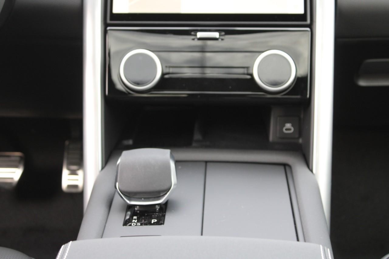 Land Rover Discovery Vehicle Full-screen Gallery Image 17