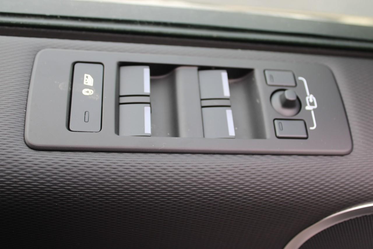 Land Rover Discovery Vehicle Full-screen Gallery Image 31