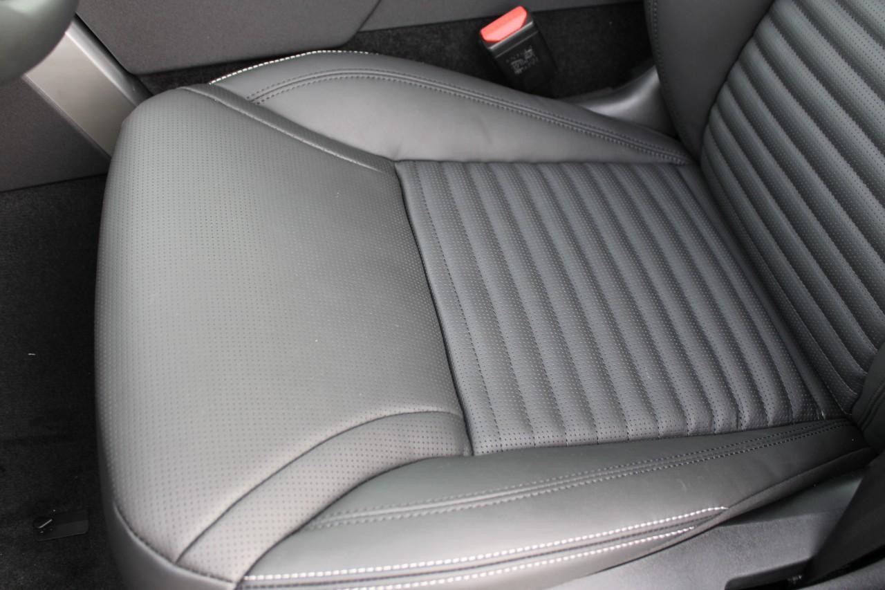 Land Rover Discovery Vehicle Full-screen Gallery Image 36