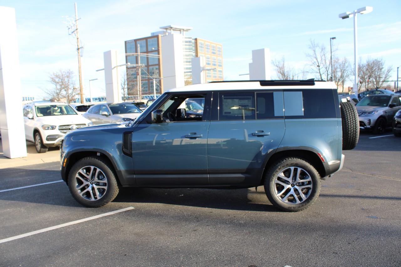 Land Rover Defender Vehicle Full-screen Gallery Image 2