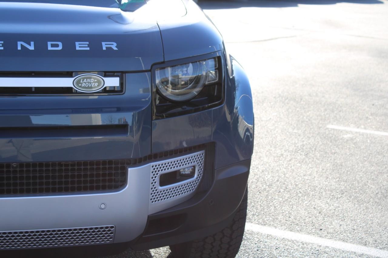 Land Rover Defender Vehicle Full-screen Gallery Image 9