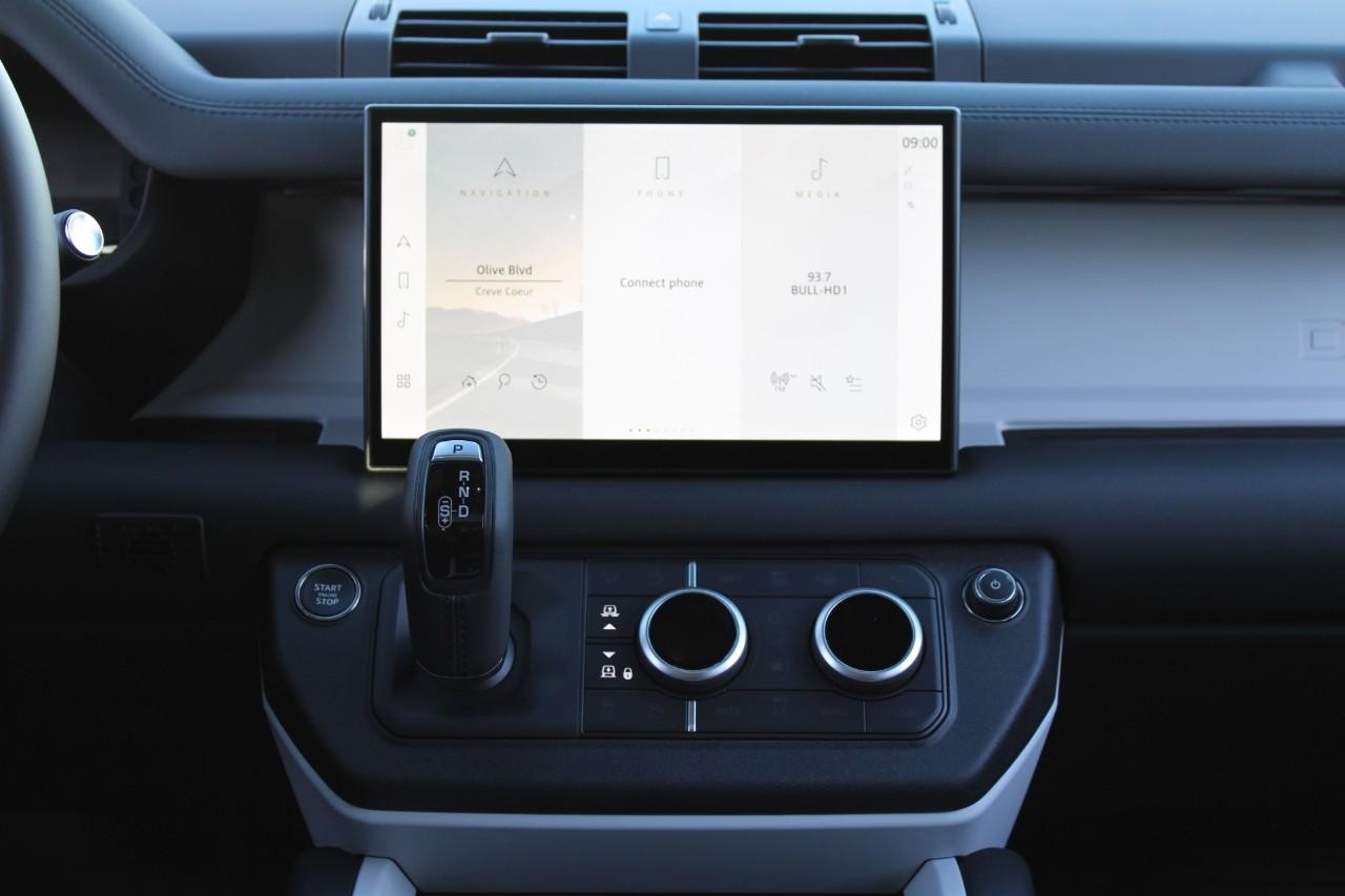 Land Rover Defender Vehicle Full-screen Gallery Image 16