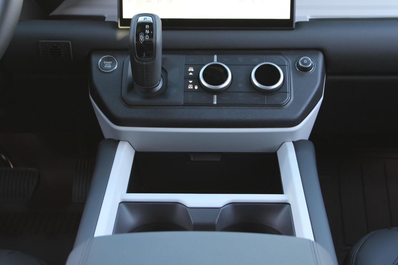 Land Rover Defender Vehicle Full-screen Gallery Image 17