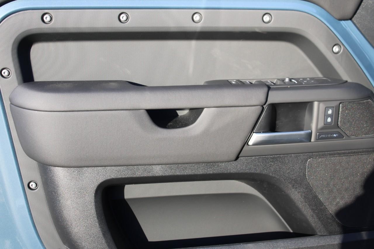 Land Rover Defender Vehicle Full-screen Gallery Image 30