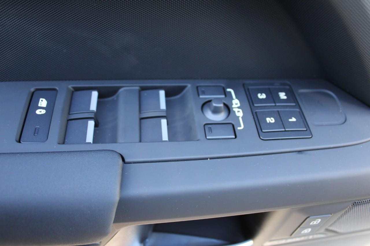 Land Rover Defender Vehicle Full-screen Gallery Image 31