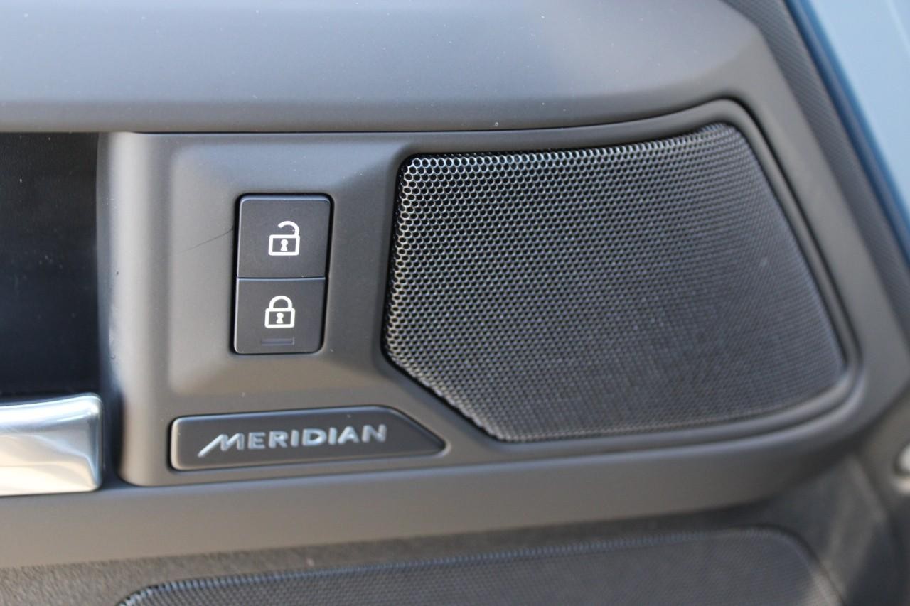 Land Rover Defender Vehicle Full-screen Gallery Image 32