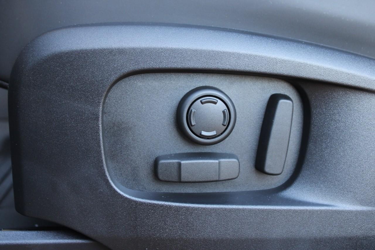 Land Rover Defender Vehicle Full-screen Gallery Image 33