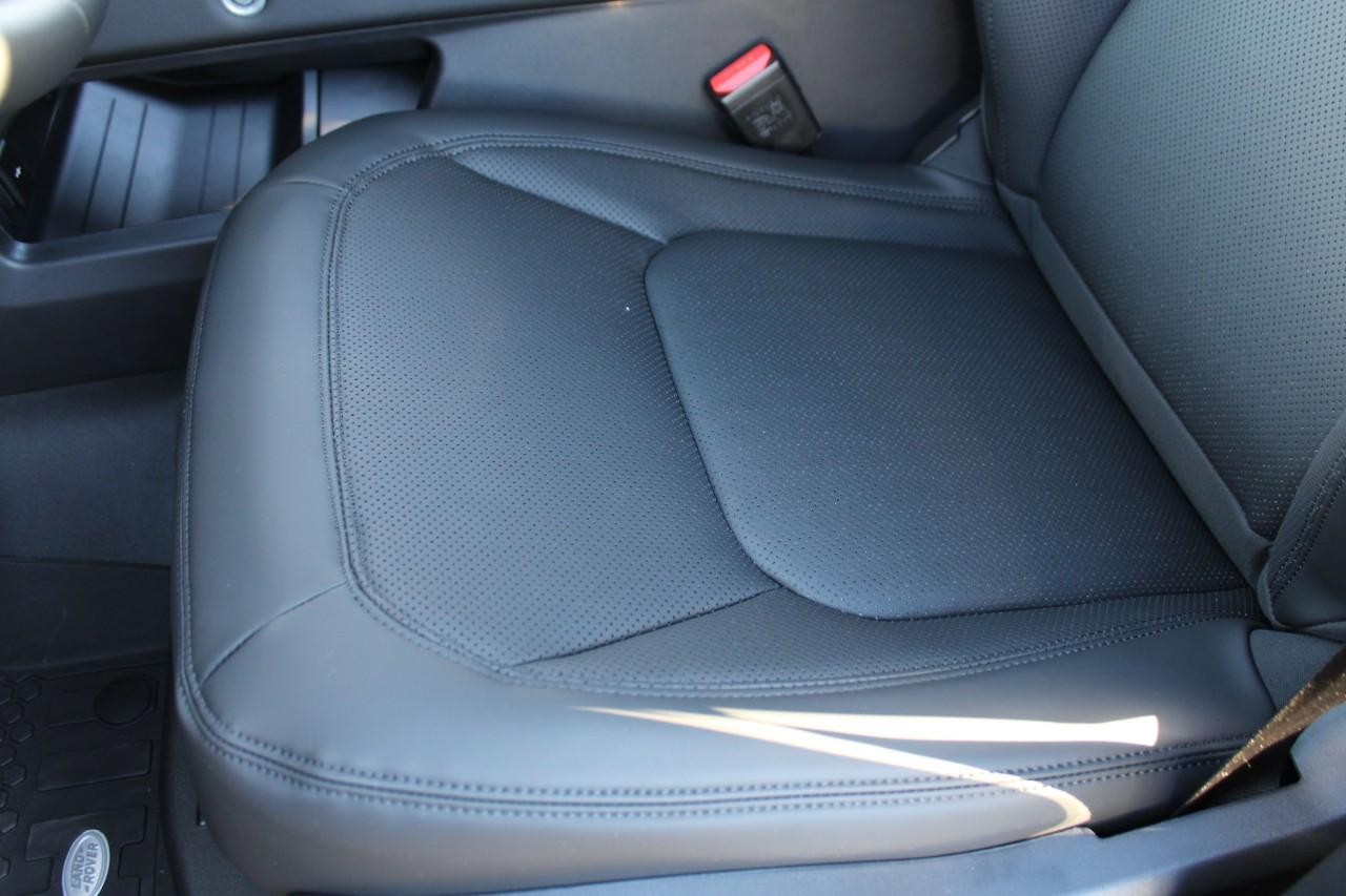 Land Rover Defender Vehicle Full-screen Gallery Image 35