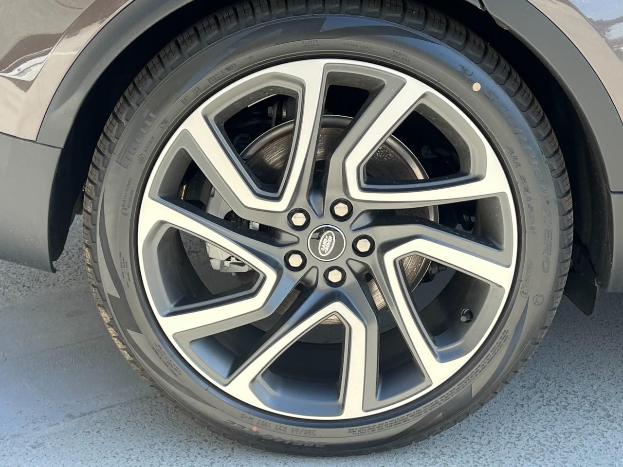 Land Rover Discovery Vehicle Full-screen Gallery Image 5