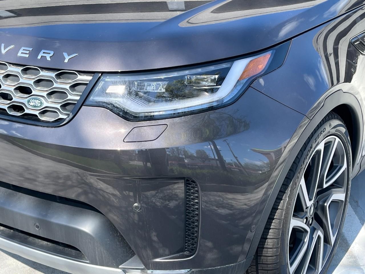 Land Rover Discovery Vehicle Full-screen Gallery Image 9