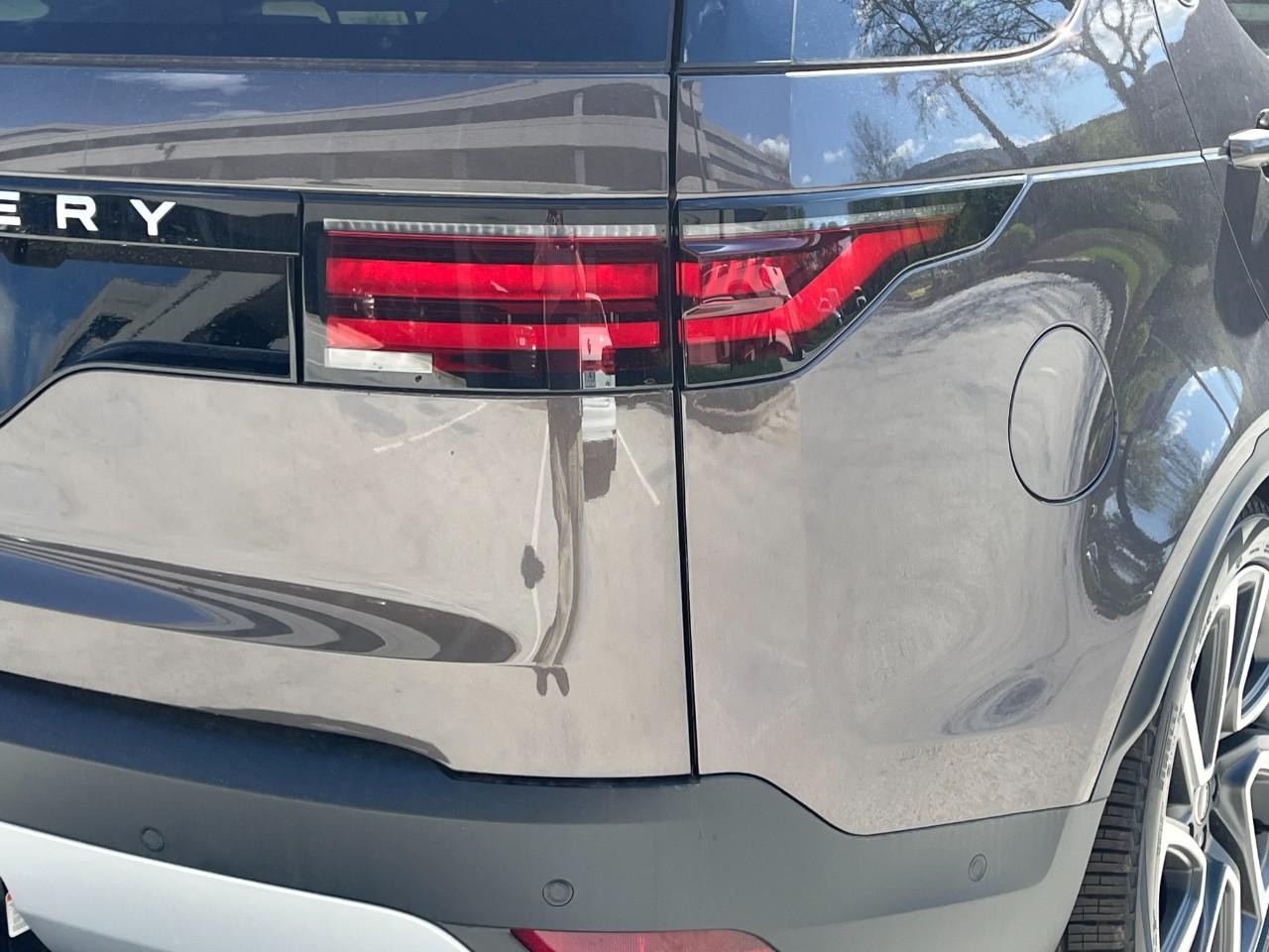 Land Rover Discovery Vehicle Full-screen Gallery Image 12