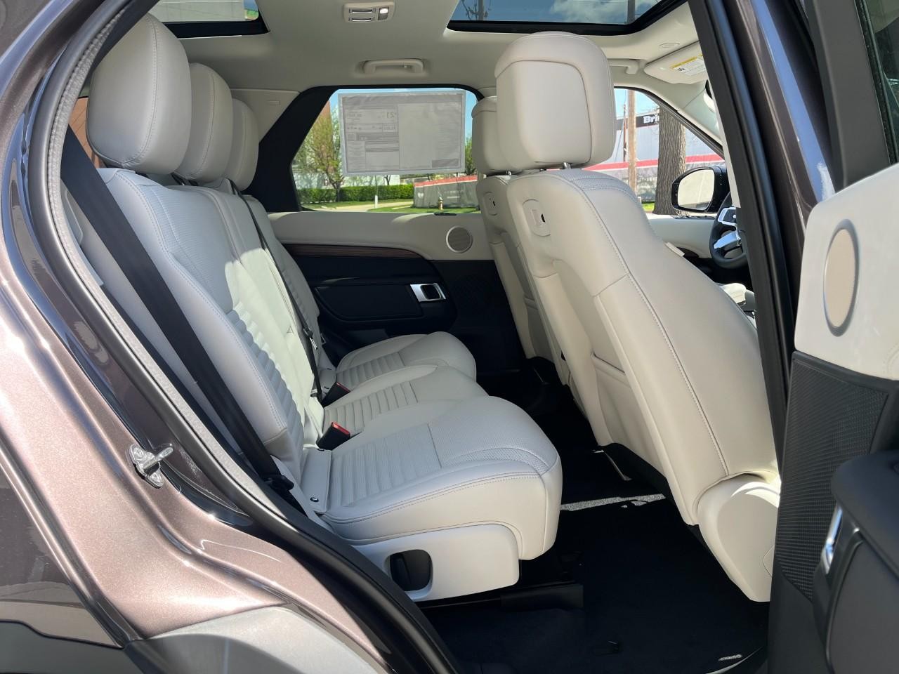 Land Rover Discovery Vehicle Full-screen Gallery Image 13