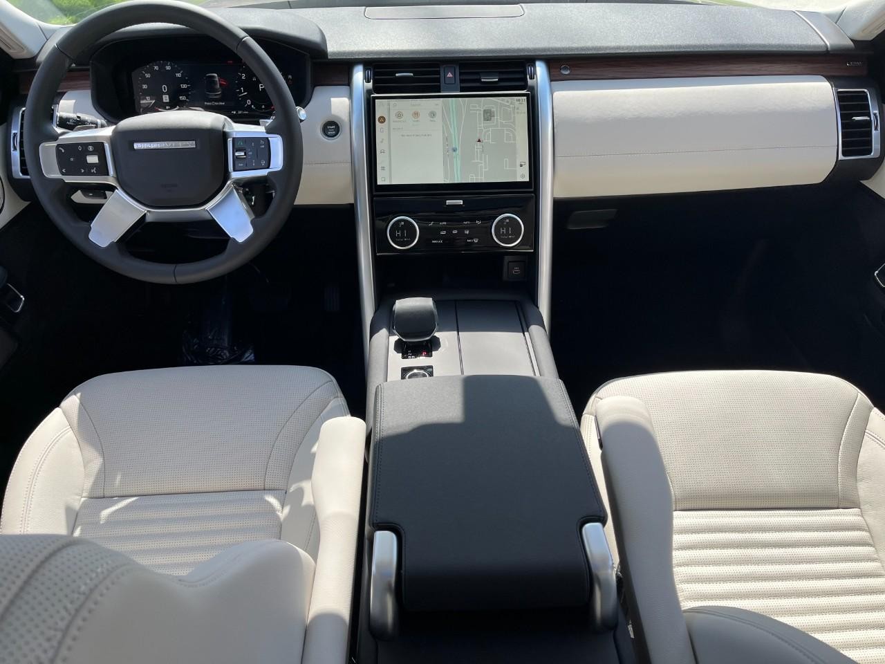 Land Rover Discovery Vehicle Full-screen Gallery Image 14