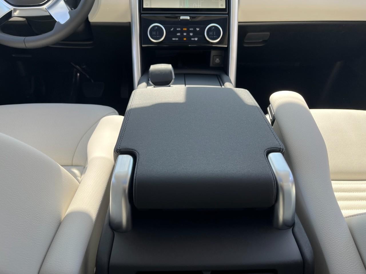 Land Rover Discovery Vehicle Full-screen Gallery Image 17