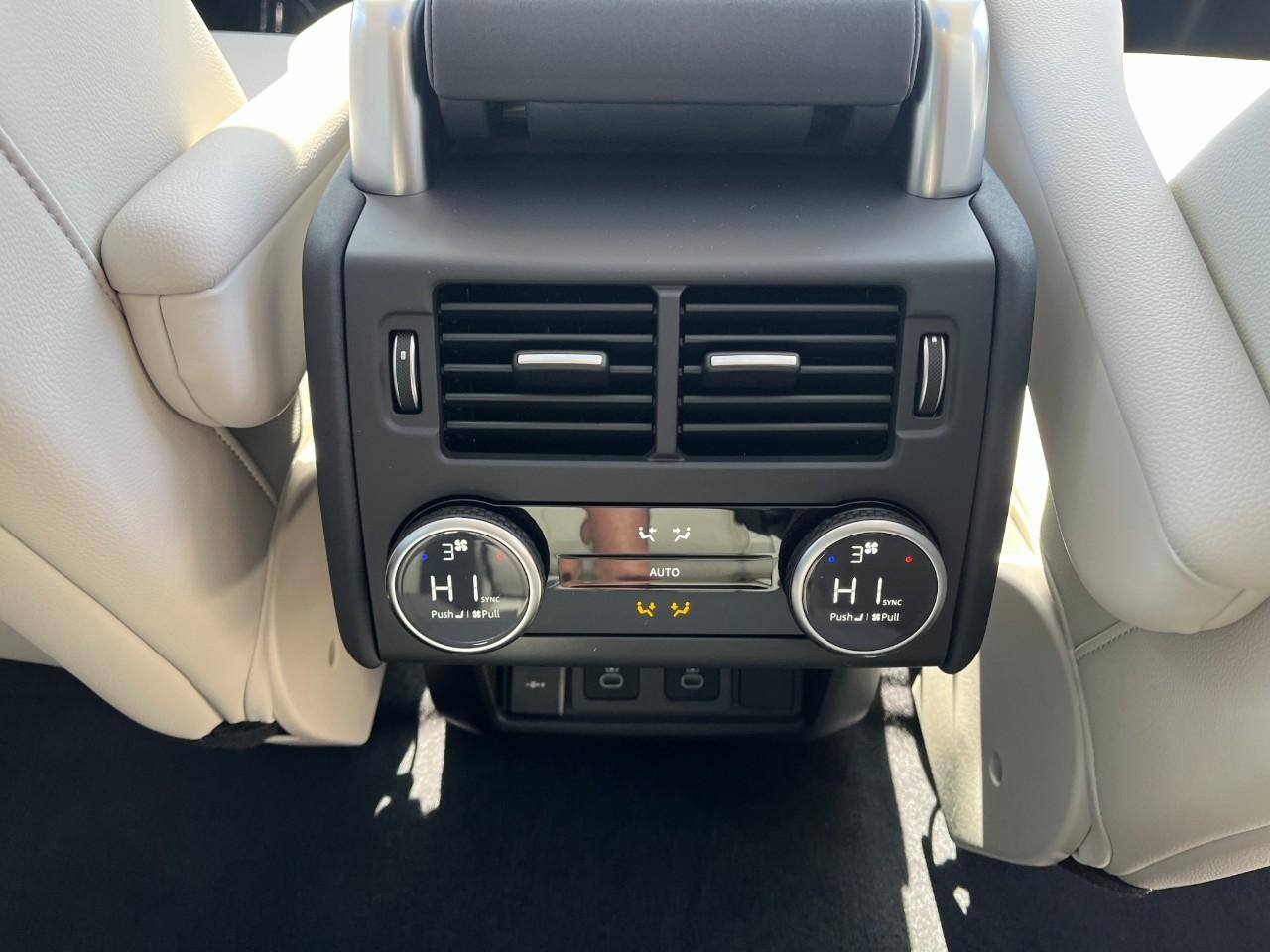 Land Rover Discovery Vehicle Full-screen Gallery Image 18