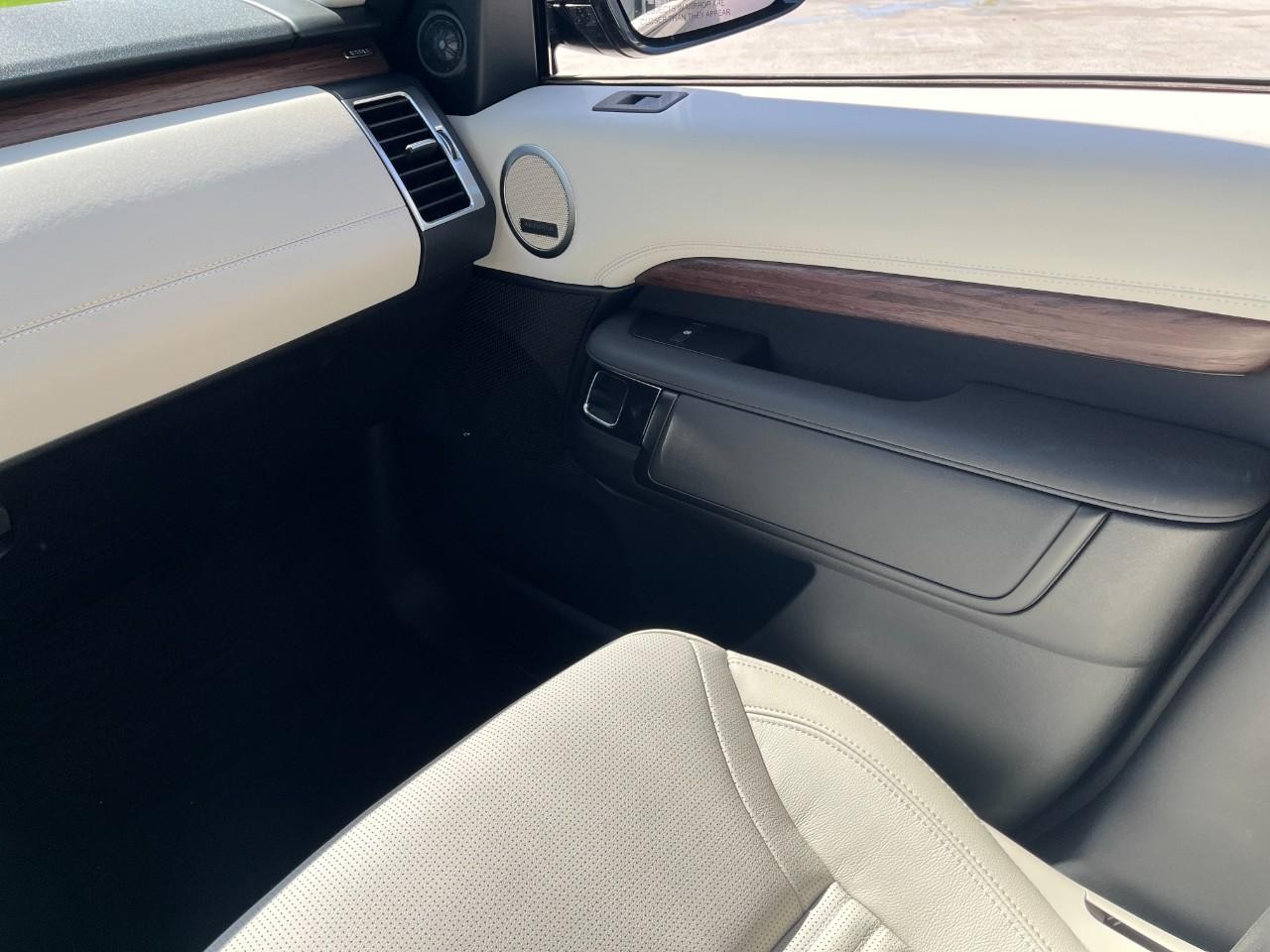 Land Rover Discovery Vehicle Full-screen Gallery Image 19