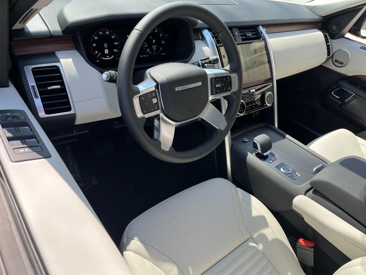 Land Rover Discovery Vehicle Full-screen Gallery Image 20