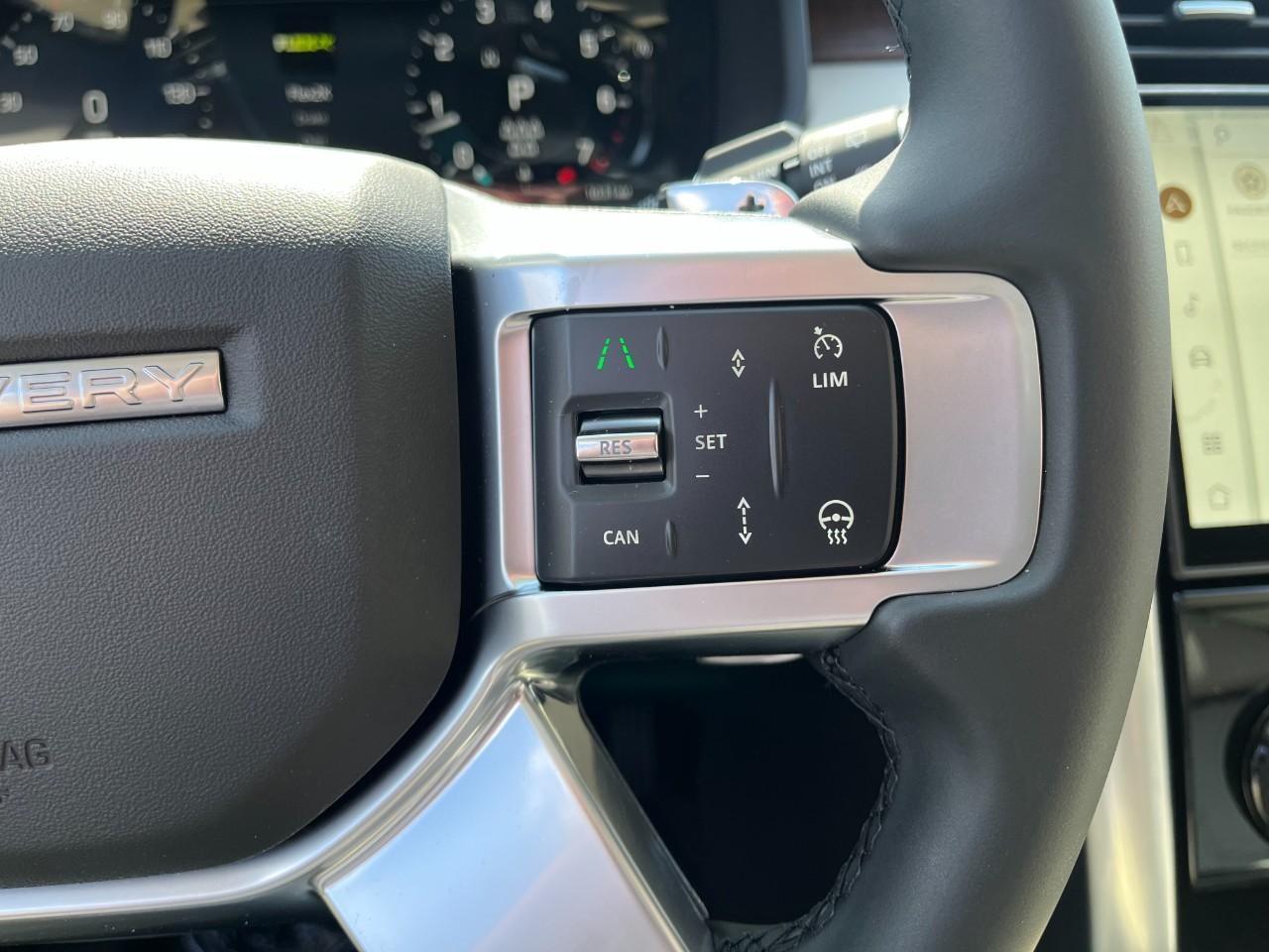 Land Rover Discovery Vehicle Full-screen Gallery Image 23