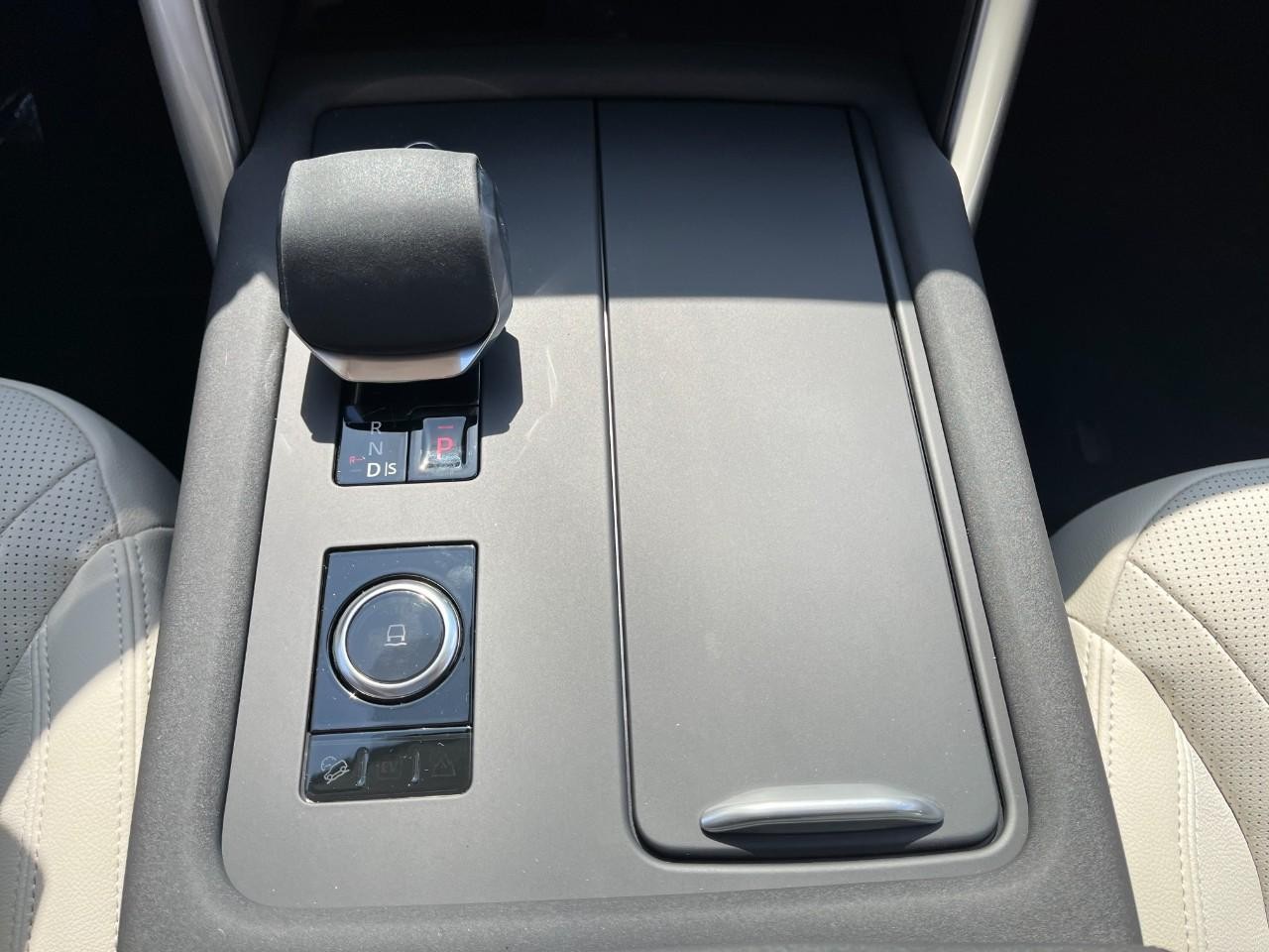 Land Rover Discovery Vehicle Full-screen Gallery Image 28