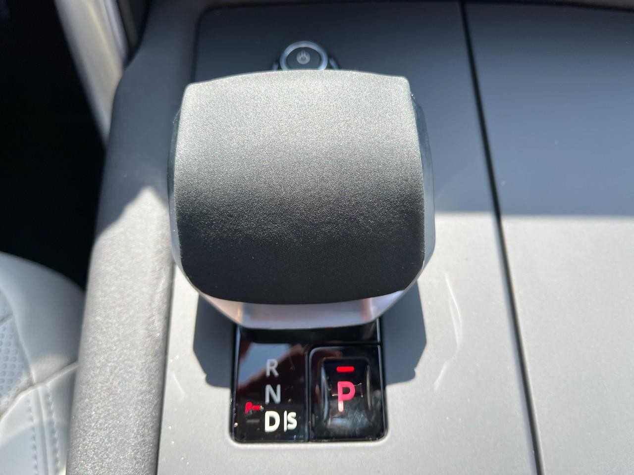 Land Rover Discovery Vehicle Full-screen Gallery Image 30