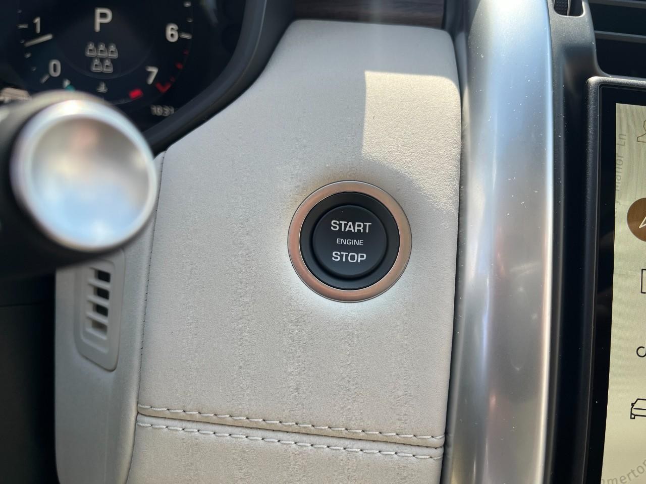 Land Rover Discovery Vehicle Full-screen Gallery Image 31