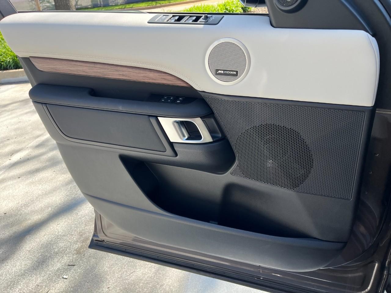 Land Rover Discovery Vehicle Full-screen Gallery Image 32